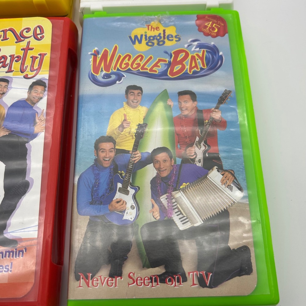The Wiggles VHS Lot of 4 Dance Party Wiggle Bay Wiggly World Magical Adventure - Picture 3 of 10